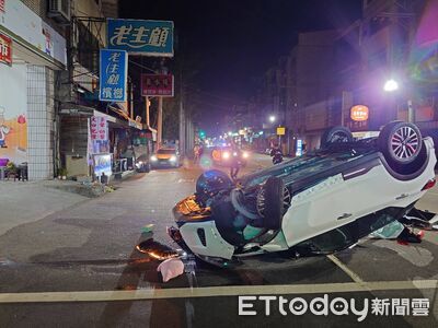 台中女清晨酒駕！自撞2車失控翻覆輕傷送醫　四輪朝天畫面曝