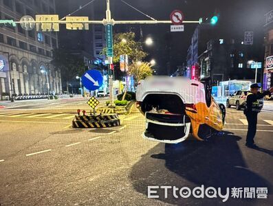 北捷景美站前車禍！小黃自撞行人庇護島　「四輪朝天」翻肚畫面曝