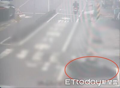 獨/高雄奪命車禍!女店員上班被撞死 7秒驚悚致命瞬間畫面曝