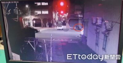 獨／高雄1天2件死亡車禍！海巡士兵噴飛撞牆慘死　瞬間畫面曝