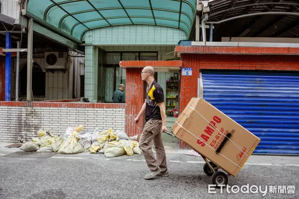 ▲▼花蓮縣府已陸續將大型家電依公所名冊分批宅配到光復災戶。（圖／花蓮縣政府提供，下同）