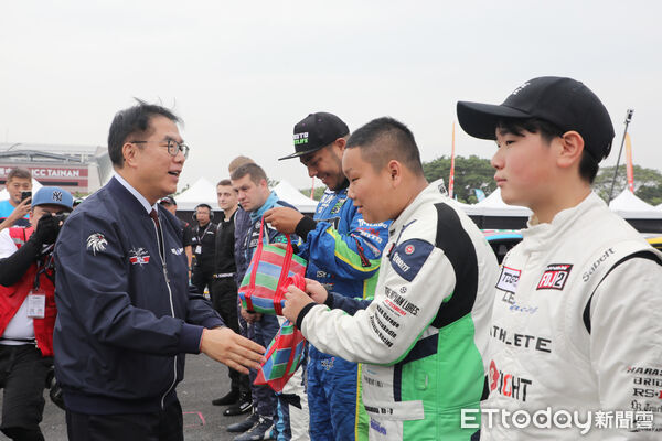 ▲2025美國賽車節在台南揭幕，全球頂尖飄移車手齊聚會展中心展現極限速度。（記者林東良翻攝，下同）