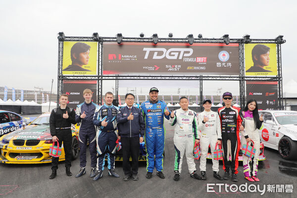 ▲2025美國賽車節在台南揭幕，全球頂尖飄移車手齊聚會展中心展現極限速度。（記者林東良翻攝，下同）