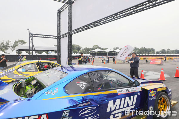 ▲2025美國賽車節在台南揭幕，全球頂尖飄移車手齊聚會展中心展現極限速度。（記者林東良翻攝，下同）