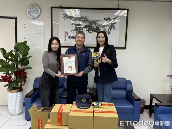 ▲▼▲北市議員闕枚莎號召在地企業，贊助北市中山分局「警用帽沿燈」。（圖／記者邱中岳翻攝）