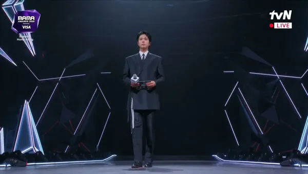 ▲▼快訊／MAMA照常直播！朴寶劍全身黑現身　紅眼眶哀悼：。（圖／翻攝自myvideo）