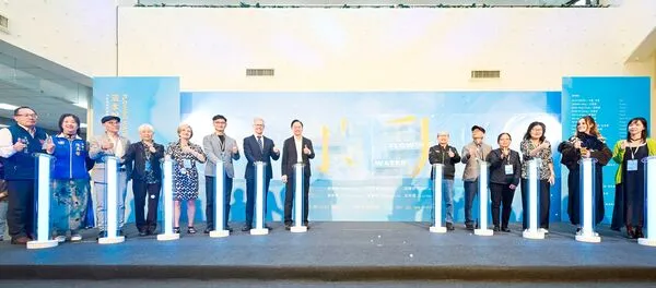 ▲桃園市「觸動 Touching-活水2025桃園國際水彩雙年展」今天下午舉行開幕儀式，市長張善政與受邀國內外名家主持開幕儀式。（圖／桃市府文化局提供）