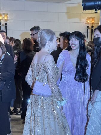 ▲李靚蕾(右)爆乳出席邱澤與許瑋甯婚禮。（圖／讀者提供）