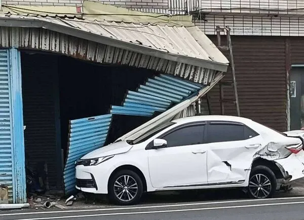 ▲彰化和美鎮發生轎車連環撞再撞民宅。（圖／警方提供）