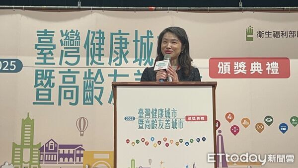 ▲台南市勞工局長王鑫基北上領健康平等獎+海報銅獎，職場平權獲肯定。（記者林東良翻攝，下同）