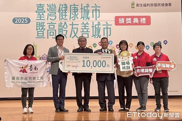 ▲台南市勞工局長王鑫基北上領健康平等獎+海報銅獎，職場平權獲肯定。（記者林東良翻攝，下同）