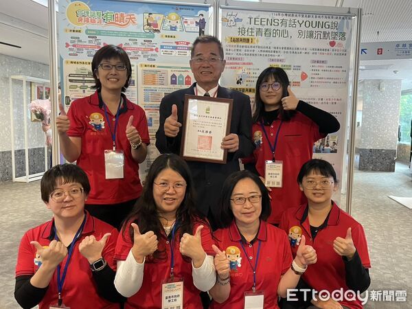 ▲台南市勞工局長王鑫基北上領健康平等獎+海報銅獎，職場平權獲肯定。（記者林東良翻攝，下同）