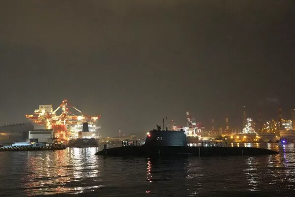 ▲「海鯤軍艦」今晚七點過後才完成浮航測試回到港邊。海鯤號。（圖／台船提供）