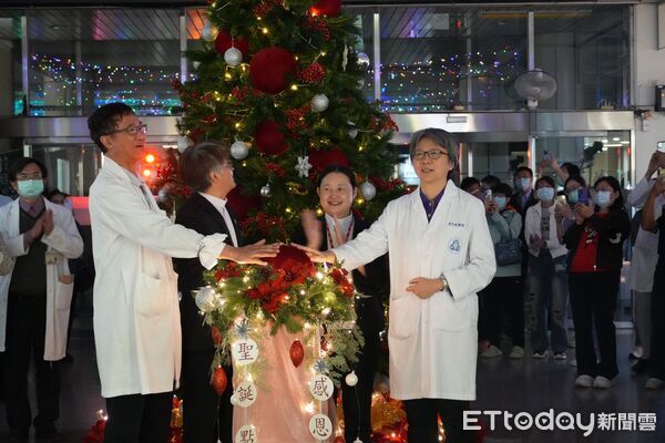 ▲新樓醫院兩院視訊同步點燈，共同傳承160年光明醫療精神。（記者林東良翻攝，下同）