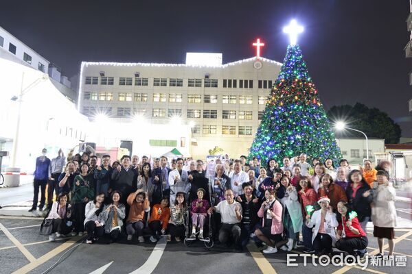 ▲新樓醫院兩院視訊同步點燈，共同傳承160年光明醫療精神。（記者林東良翻攝，下同）