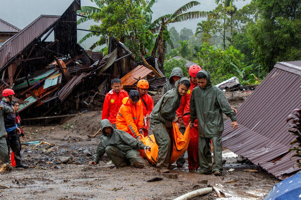 ▲▼印尼西蘇門答臘省阿加姆縣馬拉拉克暴雨引發致命山洪，救援人員抬著罹難者遺體。（圖／路透）