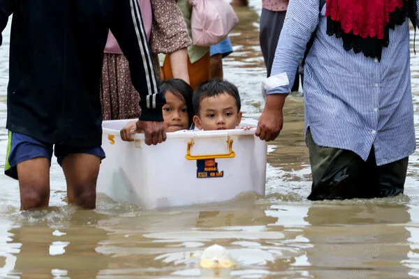 ▲▼印尼北蘇門答臘省德利沙登，暴雨引發洪水。（圖／路透）