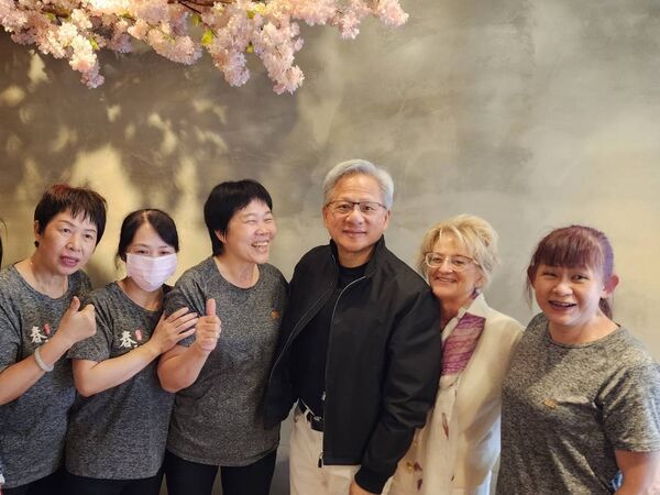 ▲▼黃仁勳「豪撒小費2000元」腳底按摩師直呼：超親切又低調。（圖／翻攝自Facebook／指舞春秋足體養生會館）