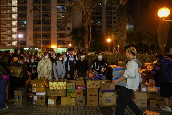 宏福苑五級大火後，許多災民一夕無家可歸，各地熱心民眾紛紛送上物資協助災民度過難關。（東方IC）