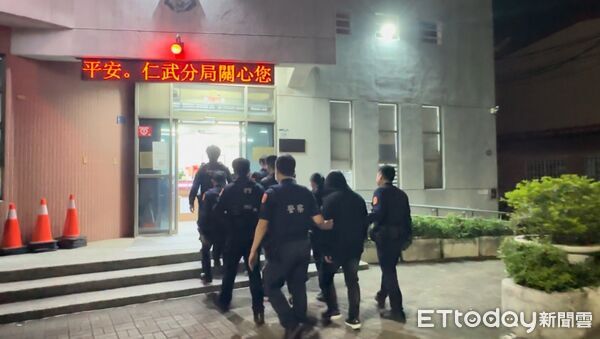 高雄市仁武區慈惠三路公園口角，2人遭刺傷胸部。（圖／記者吳奕靖翻攝）