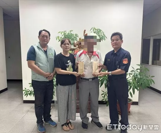 ▲東海派出所長藍清輝將善款交給賴男。（圖／記者陳崑福翻攝）