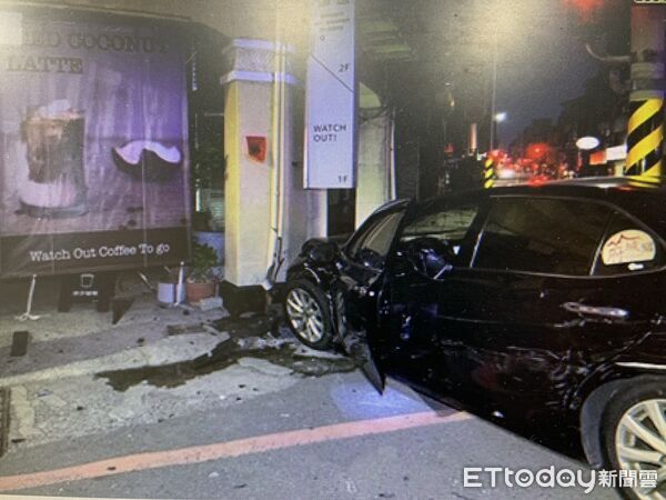 ▲▼ 台南中西區西門路、民權路口今（29）日5時許發生車禍            。（圖／記者林東良翻攝）