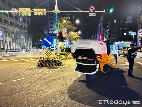 ▲▼             台北文山區一輛小黃自撞行人庇護島翻覆。（圖／記者邱中岳翻攝，下同）
