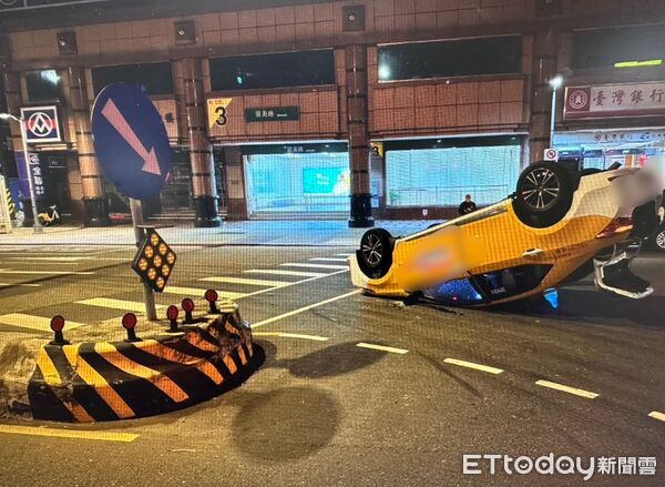 ▲▼             台北文山區一輛小黃自撞行人庇護島翻覆。（圖／記者邱中岳翻攝，下同）