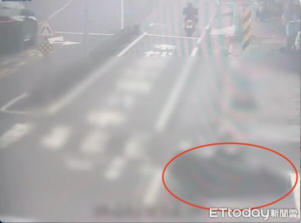 ▲葉姓女騎士被撞之後，地上滑行，撞擊到路旁，整個安全帽噴飛            。（圖／記者吳奕靖翻攝）