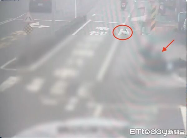 ▲葉姓女騎士被撞之後，地上滑行，撞擊到路旁，整個安全帽噴飛            。（圖／記者吳奕靖翻攝）