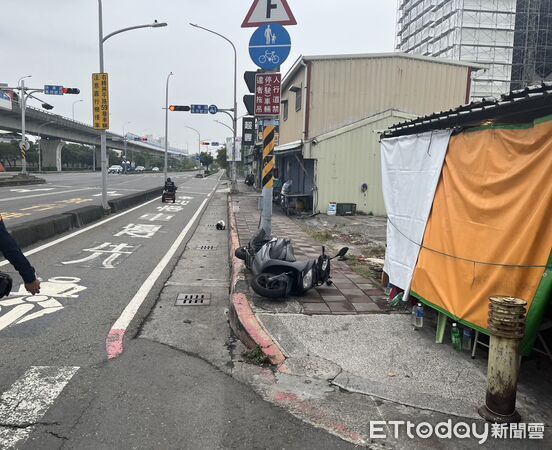 ▲葉姓女騎士被撞之後，地上滑行，撞擊到路旁，整個安全帽噴飛            。（圖／記者吳奕靖翻攝）