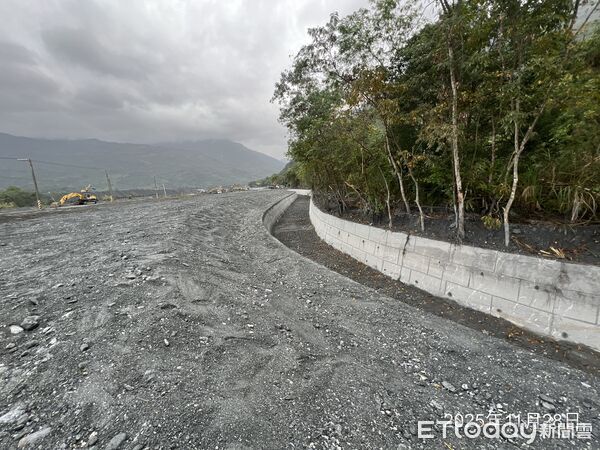 ▲▼復原受破壞的河道斷面，清疏範圍長近900公尺，清淤土方量約達 25,200 立方公尺。（圖／花蓮縣政府提供，下同）