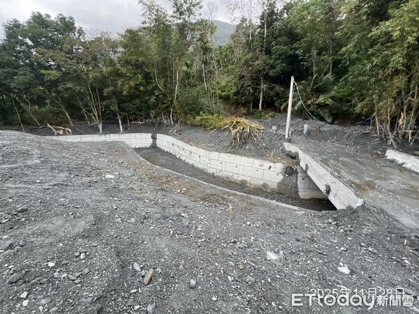 ▲▼復原受破壞的河道斷面，清疏範圍長近900公尺，清淤土方量約達 25,200 立方公尺。（圖／花蓮縣政府提供，下同）