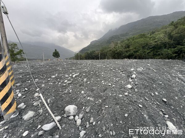 ▲▼復原受破壞的河道斷面，清疏範圍長近900公尺，清淤土方量約達 25,200 立方公尺。（圖／花蓮縣政府提供，下同）