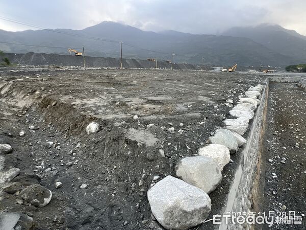 ▲▼復原受破壞的河道斷面，清疏範圍長近900公尺，清淤土方量約達 25,200 立方公尺。（圖／花蓮縣政府提供，下同）
