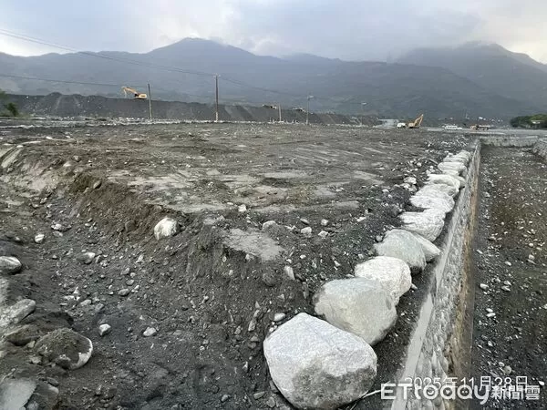 ▲▼復原受破壞的河道斷面，清疏範圍長近900公尺，清淤土方量約達 25,200 立方公尺。（圖／花蓮縣政府提供，下同）