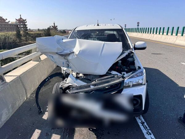 ▲台61線皮卡撞臨停路肩大貨車。（圖／警方提供）