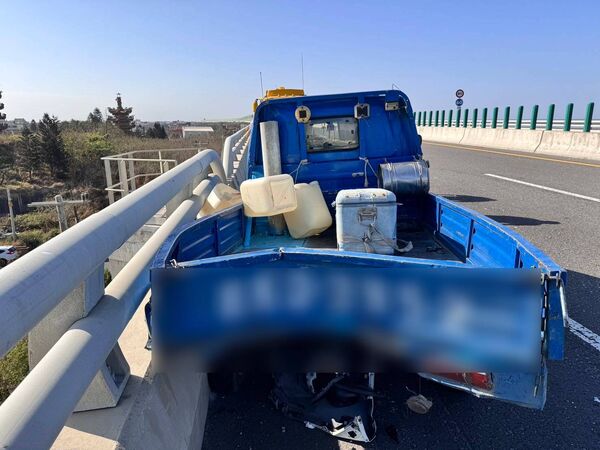 ▲台61線皮卡撞臨停路肩大貨車。（圖／警方提供）