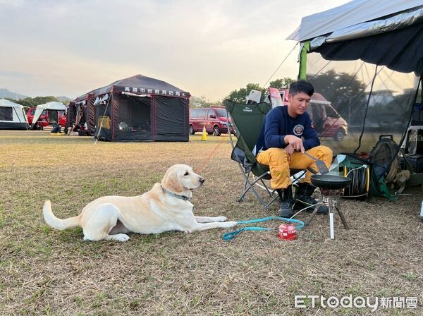 ▲由領犬員王澤偉（右）帶領的搜救犬HERO、邱楷紘（左）帶領FANCY兩組參加評測，其中HERO順利通過MRT國家搜救犬救援能力認證並取得國際輪值資格。（圖／花蓮消防局提供，下同）