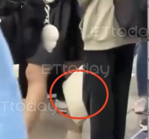 ▲女高中生指控袋子疑似內藏有針孔，袋子詭異靠近女生裙底拍攝            。（圖／記者吳奕靖翻攝）