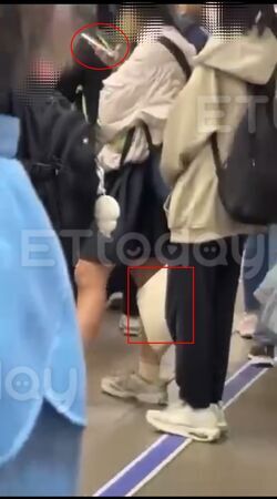 ▲女高中生指控袋子疑似內藏有針孔，袋子詭異靠近女生裙底拍攝            。（圖／記者吳奕靖翻攝）