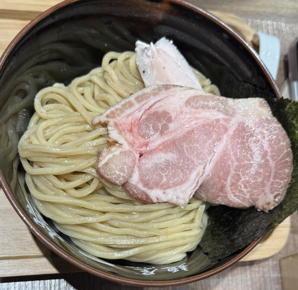 麵屋一燈叉燒「粉到發亮」被嫌沒熟！業者送肉品券滅火：正常色澤