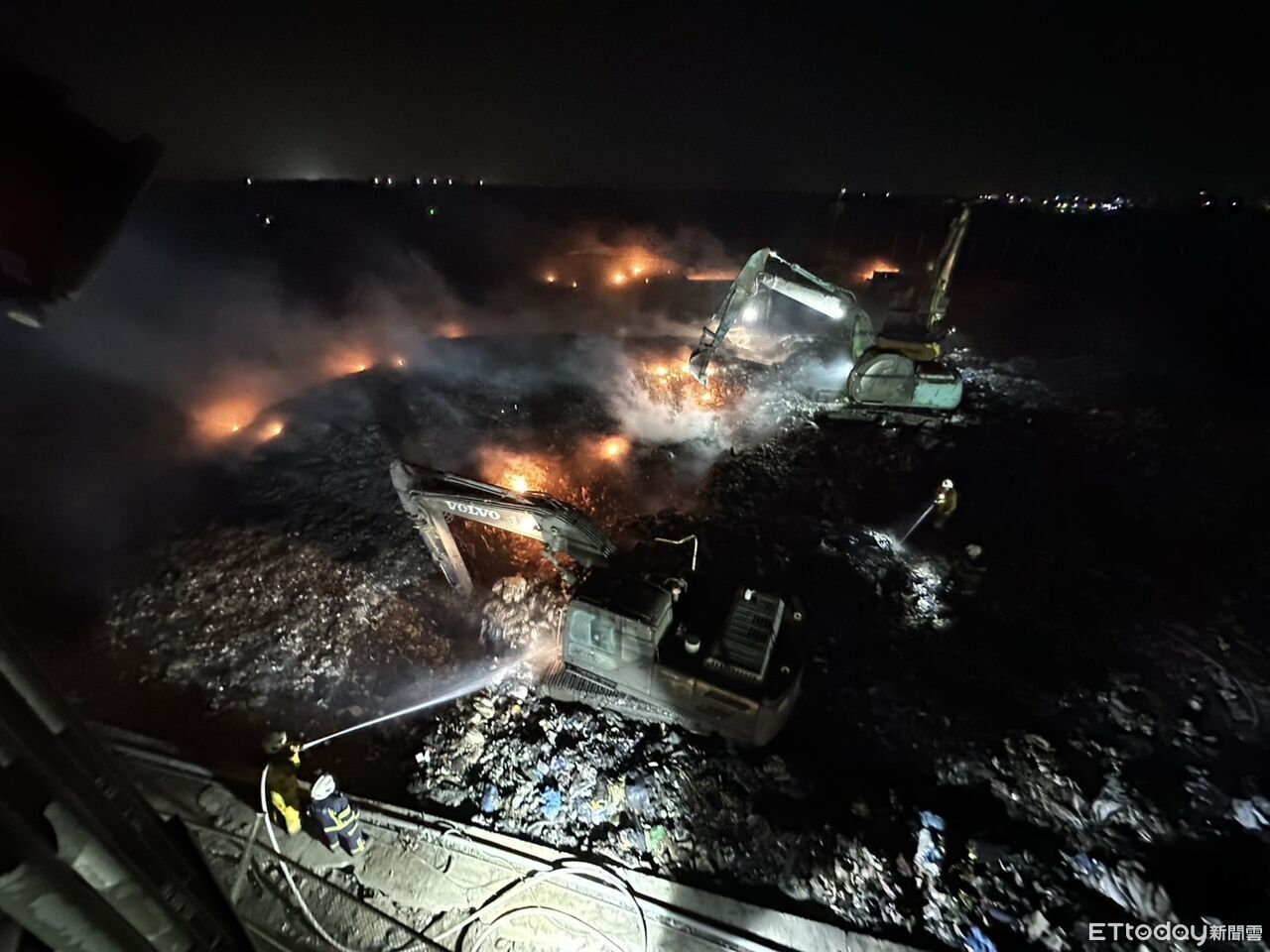 澎湖垃圾掩埋場大火！怪手穿梭煉獄　消防45小時馬拉松式賣命灌救