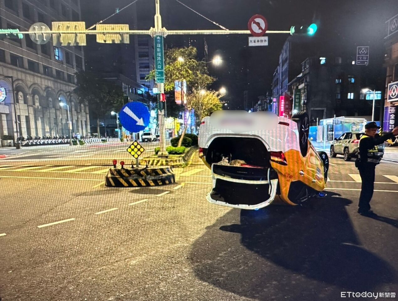 北捷景美站前車禍！小黃自撞行人庇護島　「四輪朝天」翻肚畫面曝