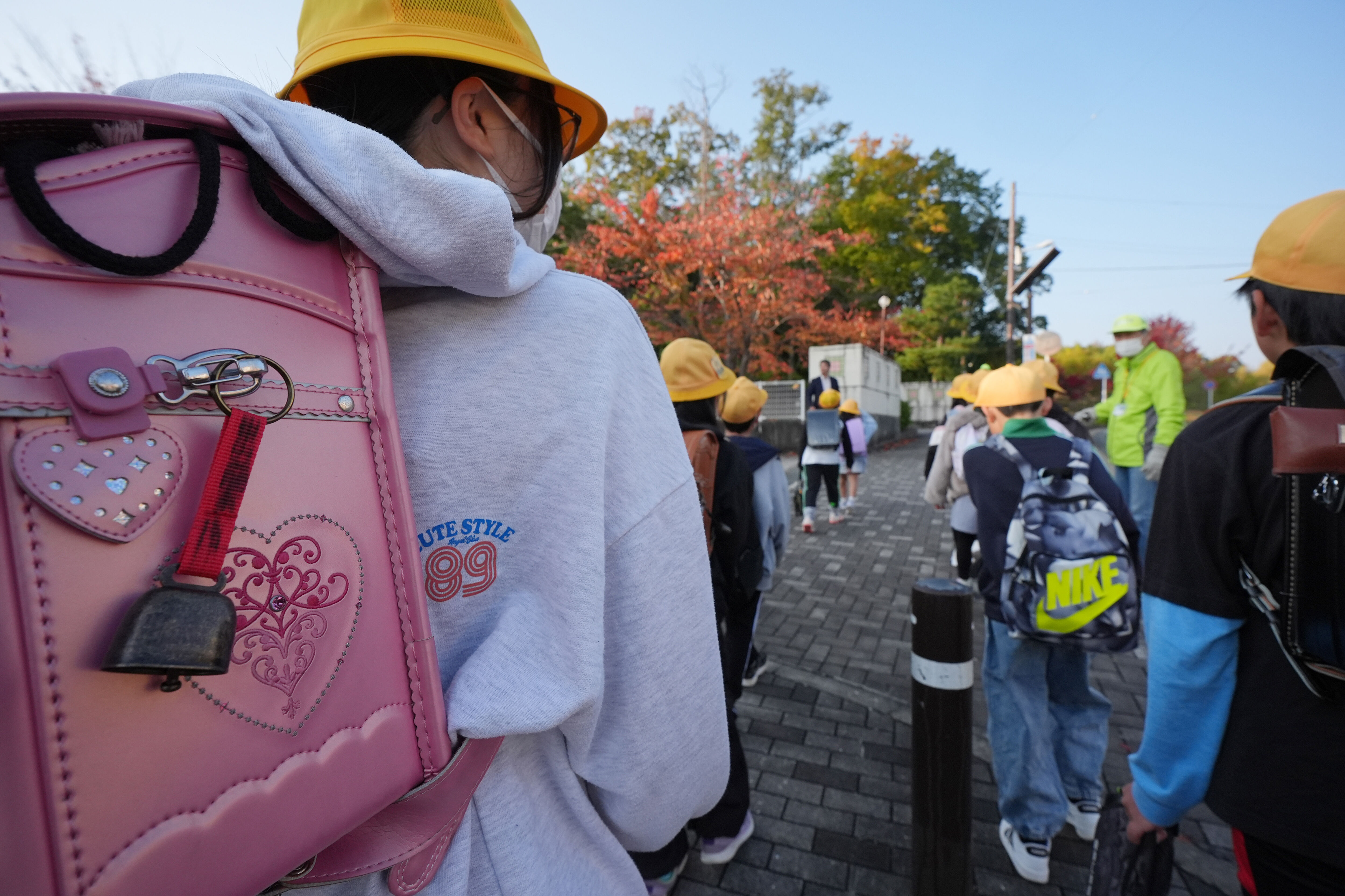 ▲▼日本京都府近來陸續傳出熊隻出沒，學生前往校園都在背包繫上熊鈴。（圖／達志影像／美聯社）