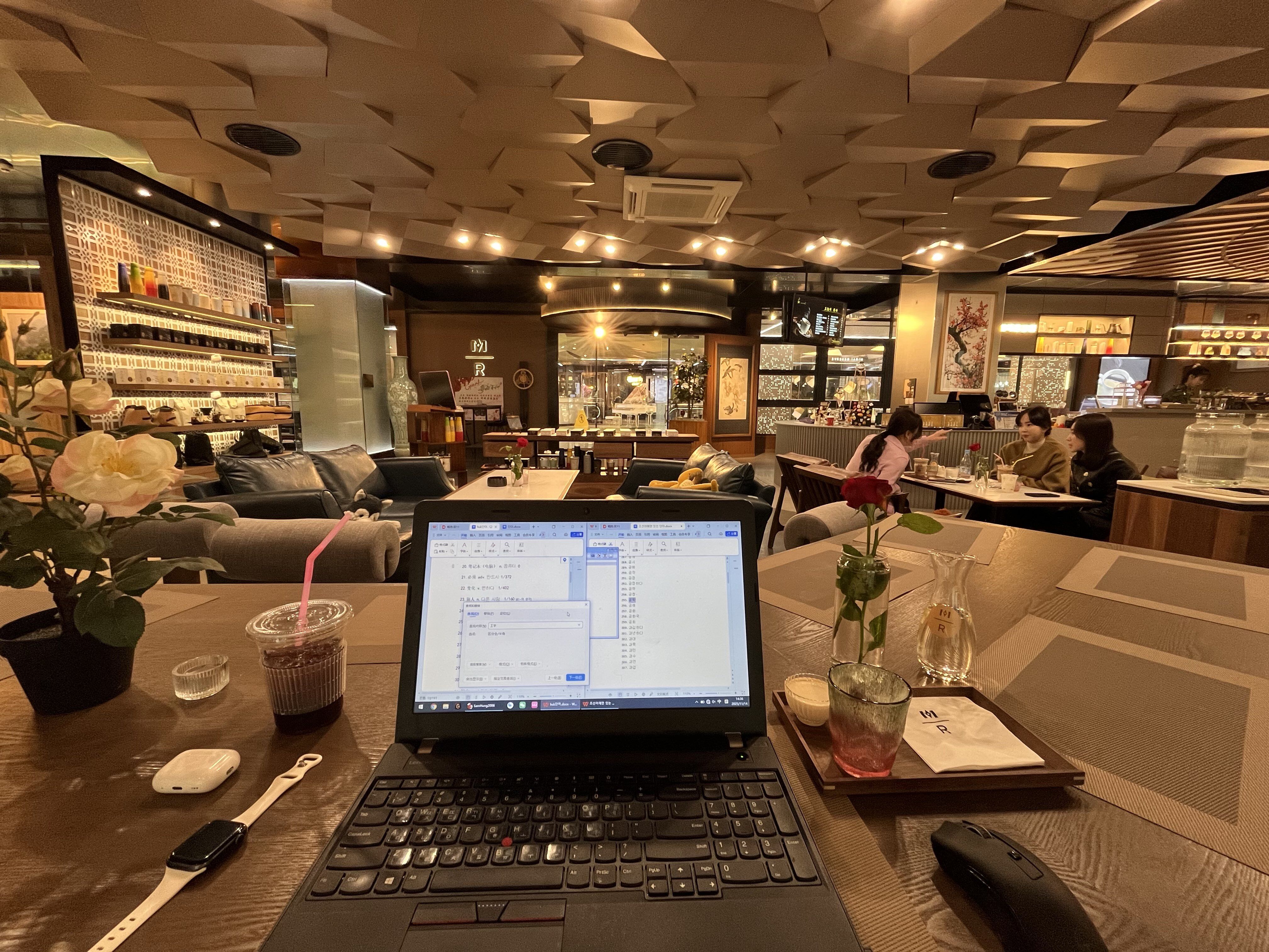 ▲▼位於北韓平壤市樂浪區的高級咖啡廳，裝潢模仿星巴克。（圖／翻攝自X）
