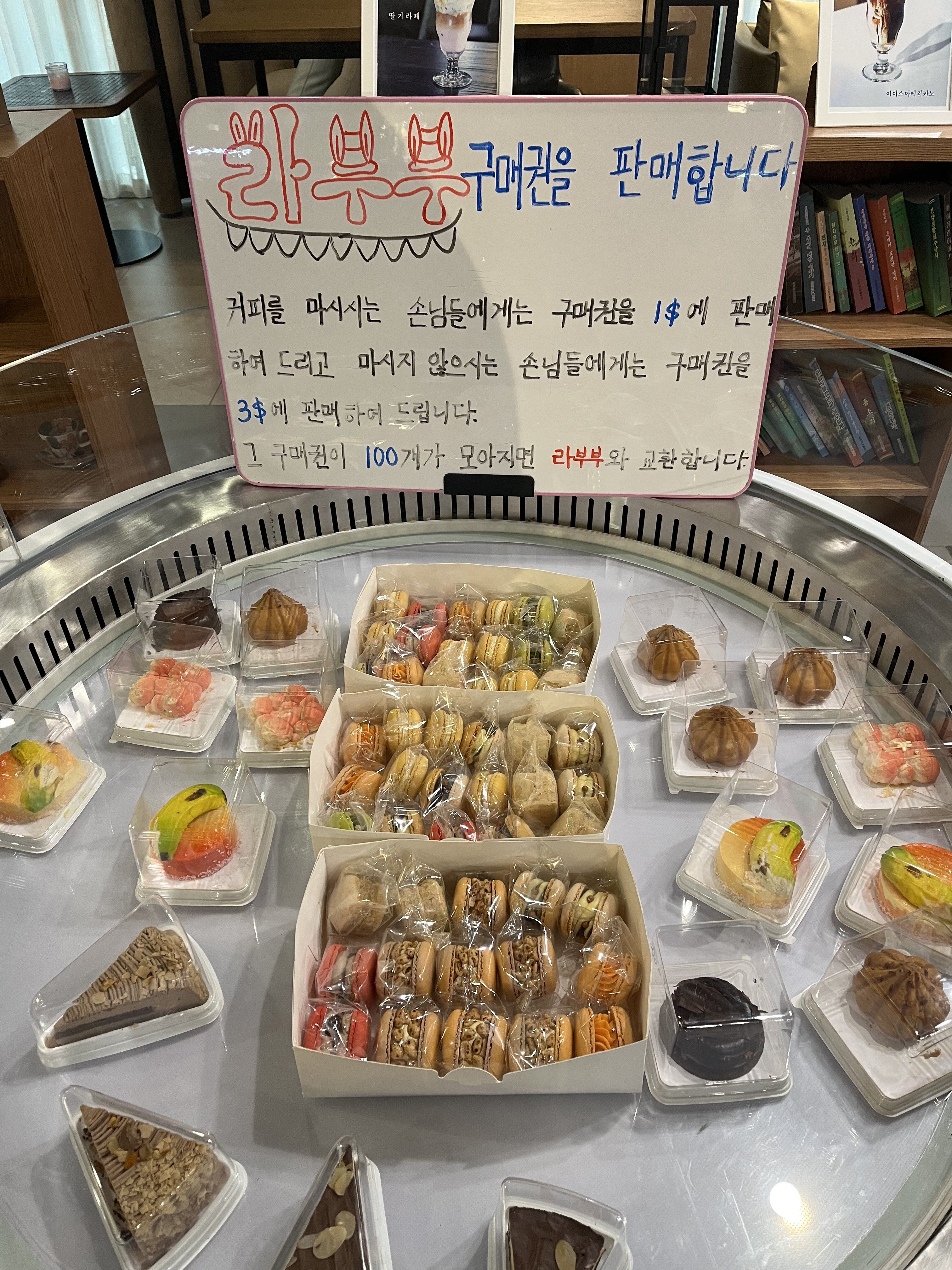 ▲▼北韓平壤高級咖啡廳甚至提供喝咖啡集點兌換玩偶拉布布的活動。（圖／翻攝自X）