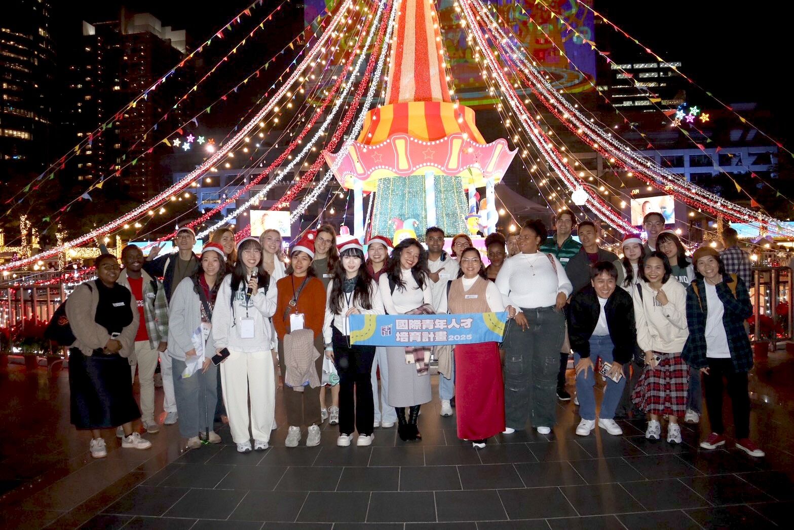 ▲歡樂耶誕城化身外交舞台 新北青年展現國際交流力。（圖／新北市青年局提供）