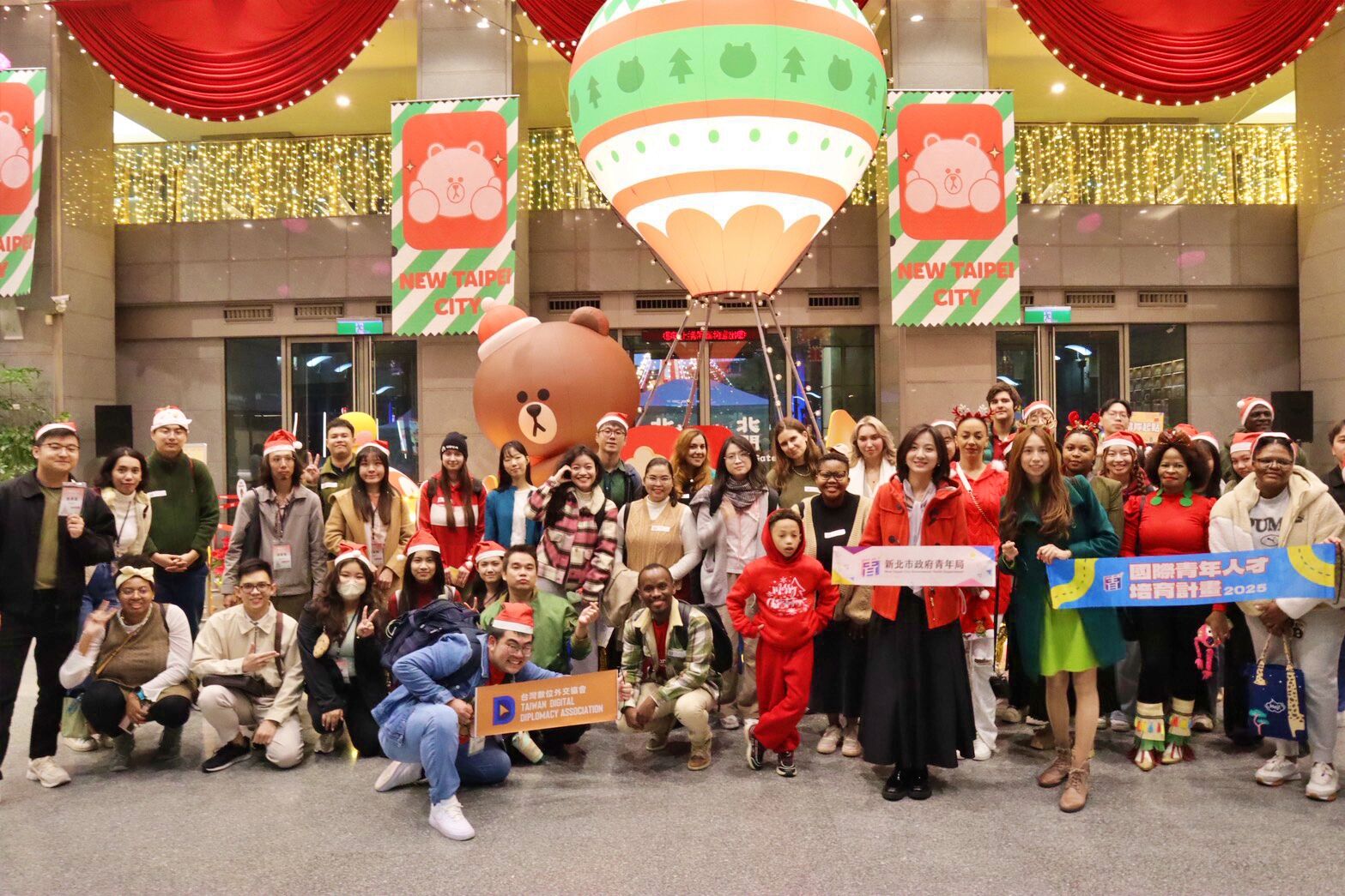 ▲歡樂耶誕城化身外交舞台 新北青年展現國際交流力。（圖／新北市青年局提供）