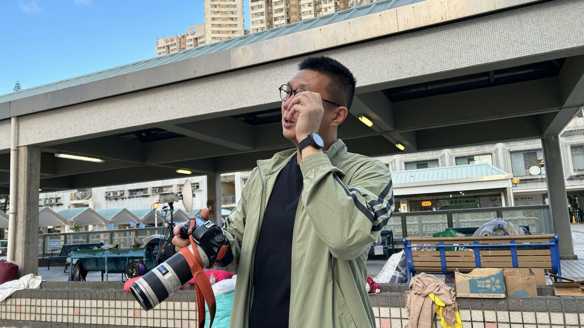 ▲▼住戶向記者借長鏡頭，看自己家的景色後忍不住落淚。（圖／香港01）